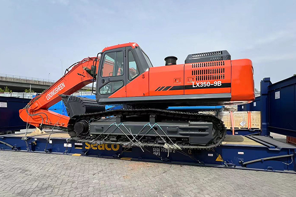Heavy crawler excavator secured for export shipping from China manufacturer