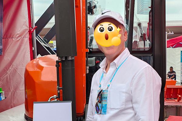 Construction equipment trade show negotiation for excavator bulk orders