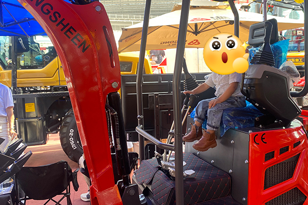 ODM inquiry at Loongsheen stand during equipment exhibition