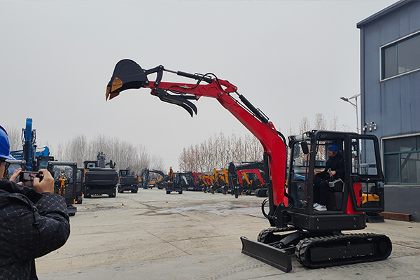 Mini excavator digger field test before delivery for overseas B2B orders