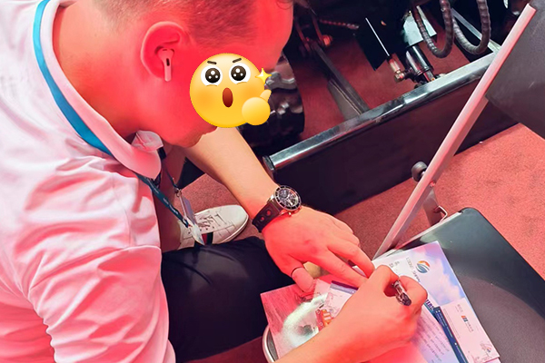 Customer visit to Loongsheen booth for mini excavator price and lead time