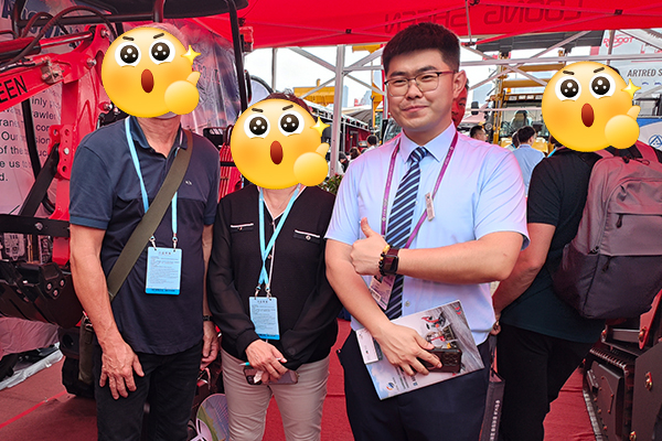 Dealer meeting for excavator and mini excavator export orders at trade show